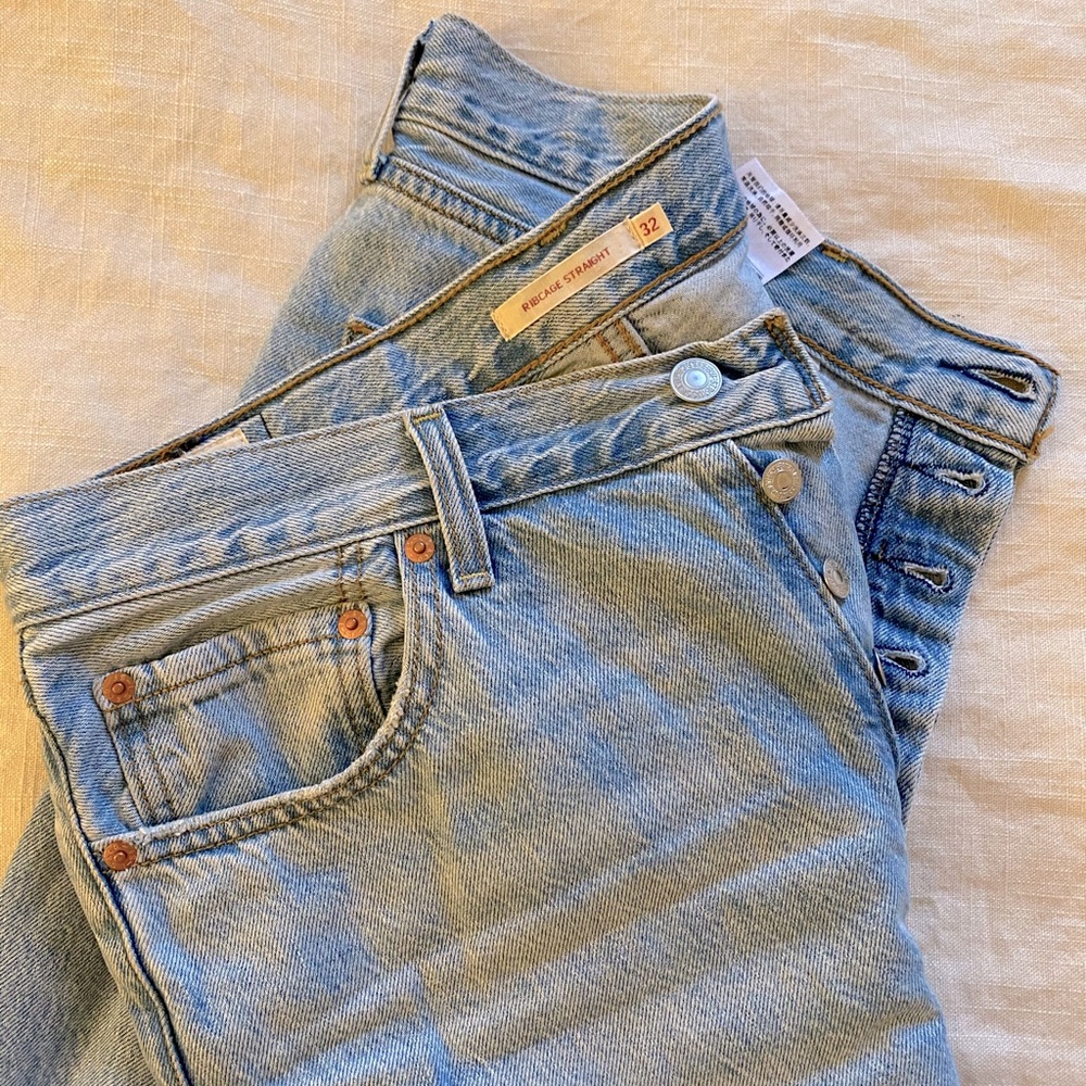 Levi Ribcage Straight 32 (new from Urban)